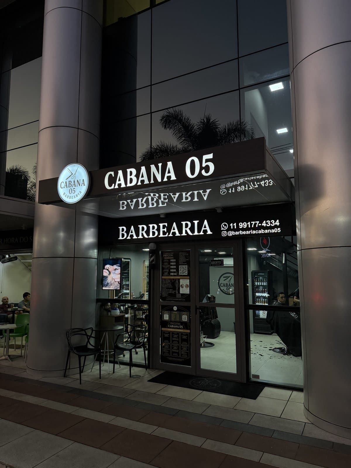 Fachada iluminada da Cabana 05 à noite